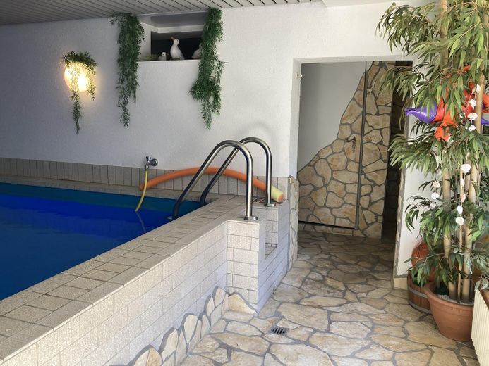 Von Privat: Großes Einfamilienhaus mit Wellnessbereich zu verkaufen! – Foto 15