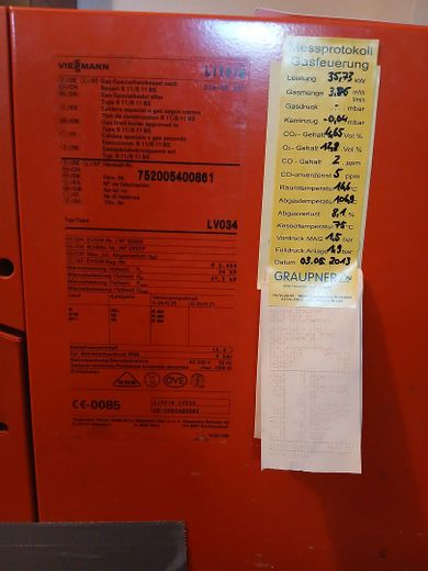 Maison plurifamiliale avec grand garage à Breitenbrunn – Heizung Typenschild