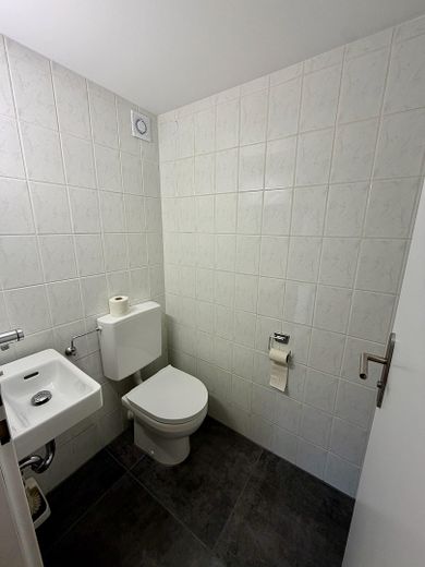 Vollständig frisch renovierte 4-Zimmer-Wohnung mit Balkon und neuer Einbauküche – WC