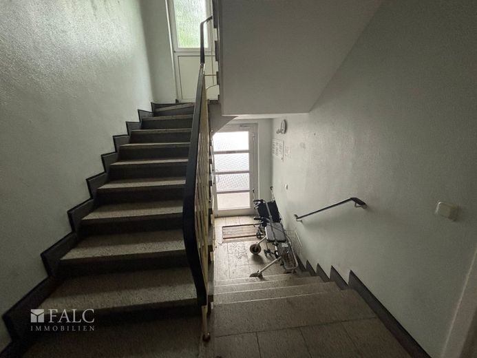 Helles Single‑Apartment mit guter Rendite – Treppenhaus