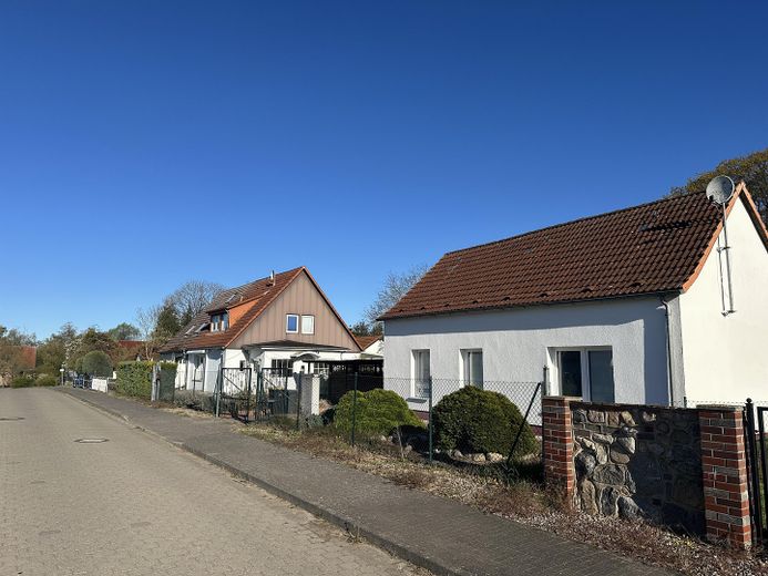 लगभग 1.561 m² पर दो घर – बहु-पीढ़ी के साथ रहने के लिए आदर्श – Straßenansicht