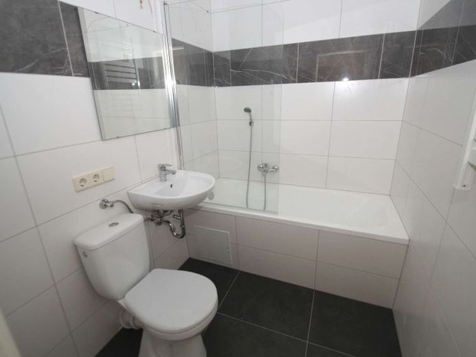 3-Zimmer-Wohnung mit Badewanne - Wohnberechtigungsschein erforderlich – Foto 1