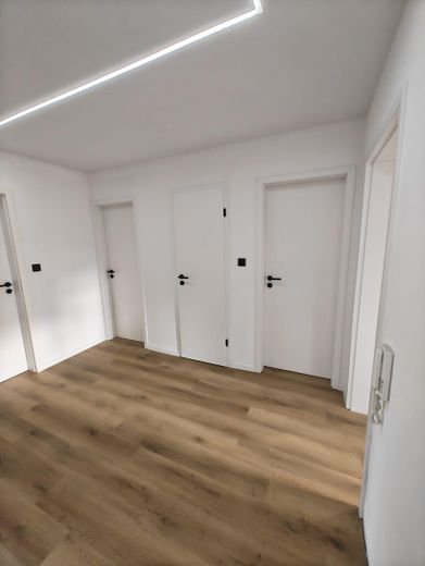 Hochwertig kernsanierte 3-Zimmer-Wohnung mit Loggia und Stellplatz in Nürnberg-Zabo – Flur