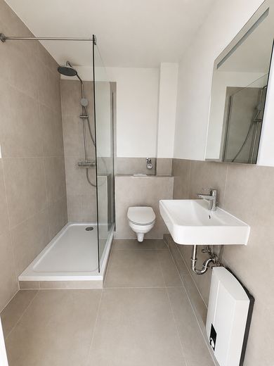 Wohnen wie im eigenen Haus – renovierte 3 -Zimmer Wohnung mit großer Terrasse & Garten – Modernes Badezimmer