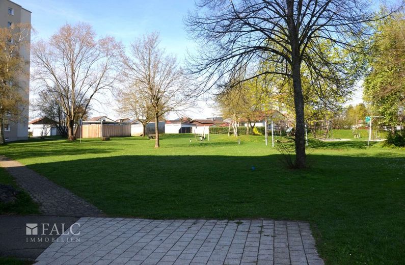 Sofort bezugsfreie 2-Zimmer-Wohnung mit Balkon und Aufzug in Aldingen – Aussenanlage Spielplatz und Grünfläche