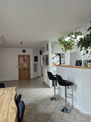 Ruime, lichte 4-kamerwoning met balkon, open haard en parkeerplaatsen (laag-energiebouw) – Esszimmer/Tresen zu Küche