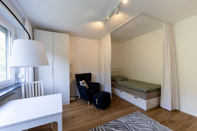 Möbliertes Zimmer auf Zeit in Berufstätigen-WG – Zimmer Wohn- und Schlafbereich