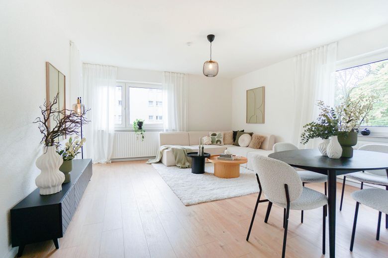 SOFORT FREI: Helle Drei-Zimmer-WHG mit Balkon in der Neustadt – Wohnzimmer