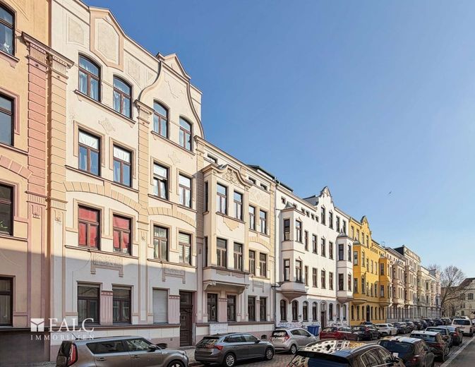 Altbauperle in Stadtfeld-Ost: Charmante 3-Zimmer-Wohnung mit Balkon &amp; Wertsteigerungspotenzial – Hausansicht