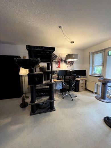 Gepflegte 2-Zimmer-Wohnung mit Balkon, Einbauküche, Stellplatz & Aufzug in Maintal-Dörnigheim – Wohnzimmer