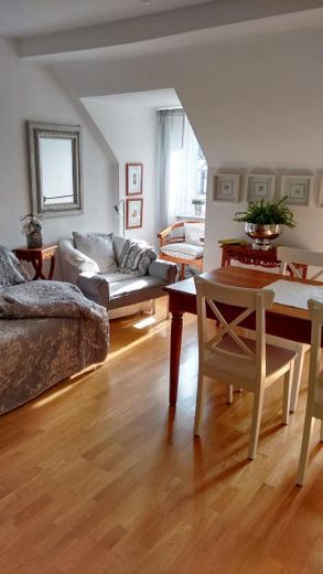 Hermoso apartamento de 4 habitaciones, céntrico y con parte de jardín – Foto 1