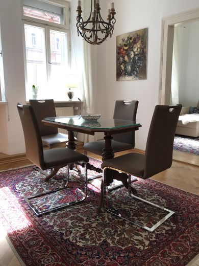 Top 3-room apartment near the castle – Wohn-/Esszimmer