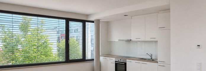 Appartamento moderno di 2 locali con cucina componibile attrezzata – KI-Bild Wohn/Esszimmer
