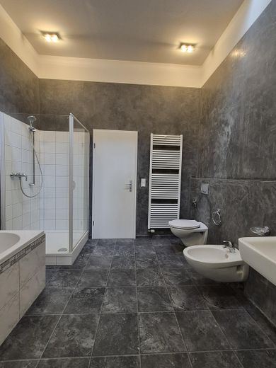 Mehrfamilienhaus, Dreifamilienhaus mit Loft Charakter u. Dachterrasse in Krefeld – Badezimmer Wohnung 1