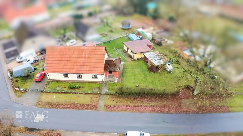 ***Einfamilienhaus mit Charme und vielseitigem Nebengelass*** – Drohne Nordwestansicht