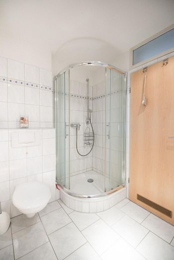 Appartamento di 4 locali senza provvigione a Lörrach-Hauingen – 131 m² vicino al nuovo Dreiland-Klinikum – Duschkabine