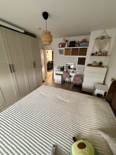 Gut geschnittene 2-Zimmer-Wohnung mit Balkon & Einbauküche in zentraler Lage von Pulheim – Schlafzimmer