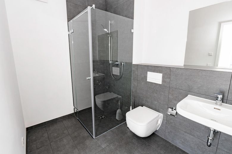 Lichtdurchflutete Neubau 3,5-Zimmer Maisonettewohnung: Loft-Charakter in zentraler Lage – Neuwertiges Badezimmer EG
