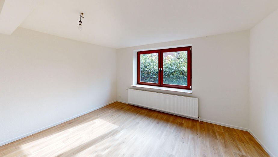 Komplett renoviertes Zweifamilienhaus 160 qm, in ruhiger Alleinlage mit großem Grundstück – Schlafzimmer