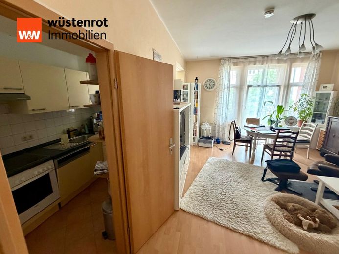 LIBERO AL ROGITO! Luminoso appartamento di 2 locali con due balconi nel cuore di Berlino-Friedrichshain – Wohnzimmer