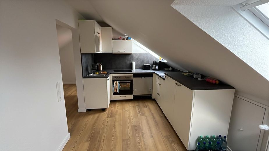 Charmante Dachgeschosswohnung – renoviert & stadtnah – Küche