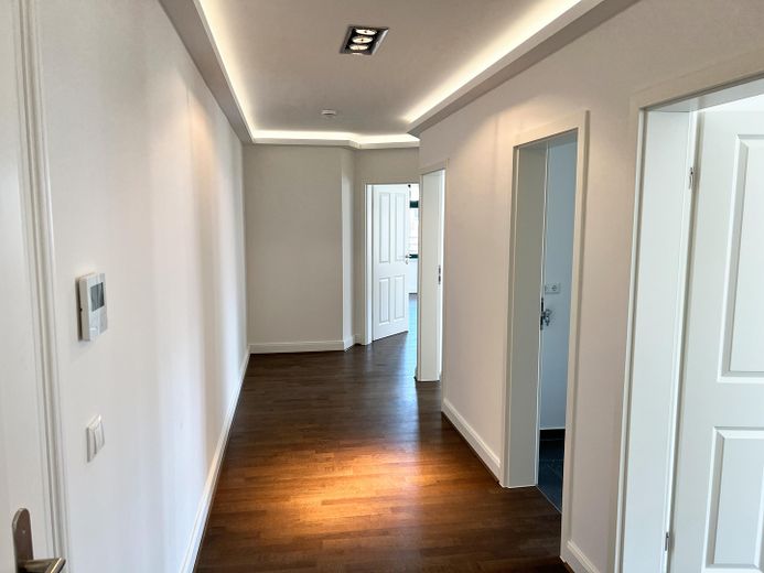 Elegant und luxuriös *dunkles Parkett * Fußbodenheizung * Lichtbänder * Tageslichtbad * Aufzug * – exklusiver Wohnungsflur