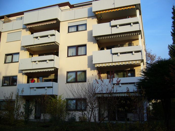 3,5 Zimmer Wohnung, hell, gut geschnitten mit 2 Balkonen und TG – Hausrückseite