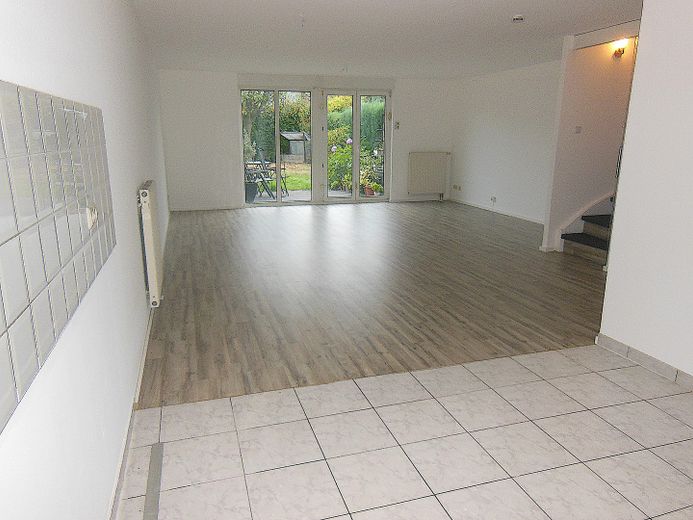 Tussenwoning met veel ruimte voor het gezin – Blick von Küche in den Wohnr