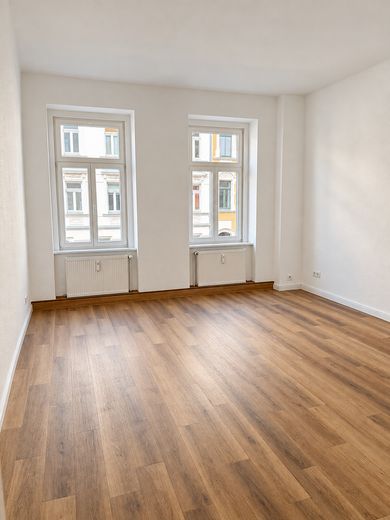 Bezugsfrei 4 Zimmer · 2023 renoviert · neue Holzfenster & Treppenhaus 2025 – Foto 2