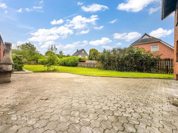 Riesiges Grundstück &amp; viel Potenzial - Zweifamilienhaus mit Ausbaureserve in Reckenfeld – Außenbereich