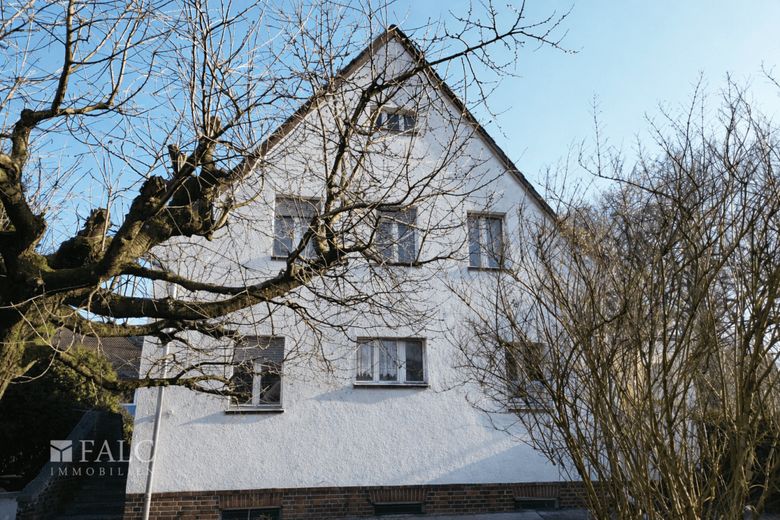 Platz für Familie, Ideen und Zukunft! Einfamilienhaus mit großem Grundstück - FALC Immobilien – Hausansicht Gartenseite