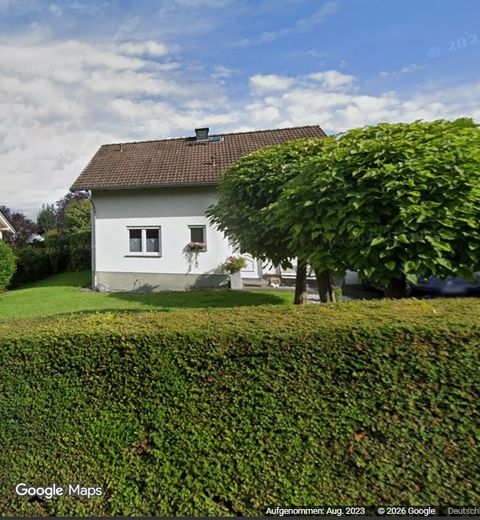 freistehendes Einfamilienhaus mit großen Grundstück und Ausbaupotential – Haus Vorderansicht