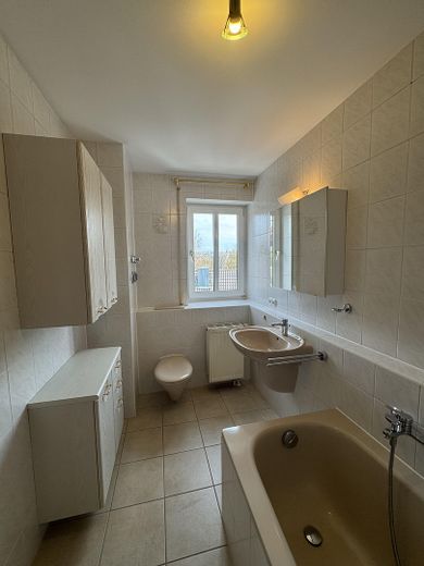Badezimmer mit Fenster 