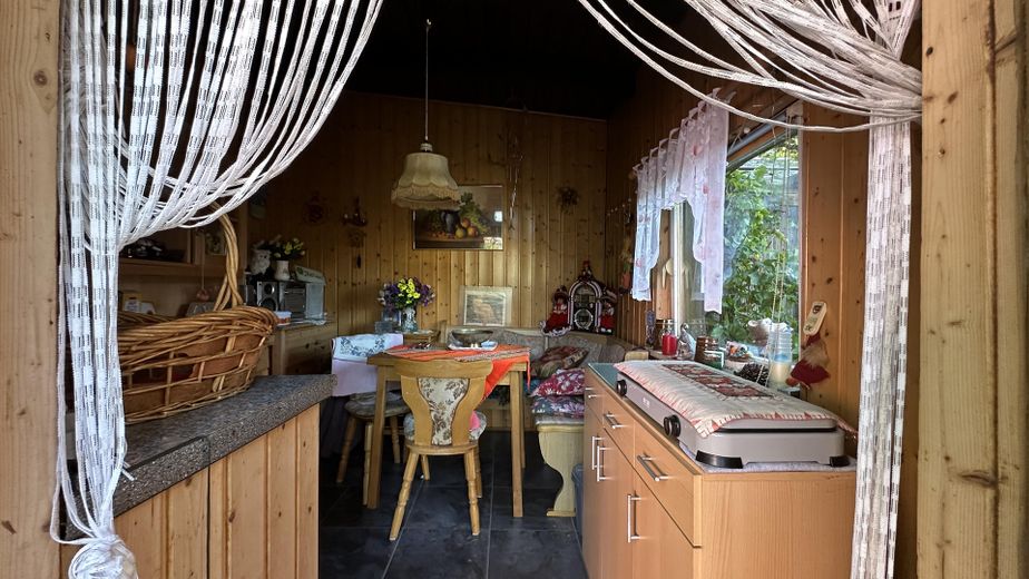Eigenheim am SW-Stadtrand mit schönem Garten – Sommerküche