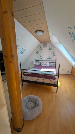 Gepflegtes Zweifamilienhaus mit großem Garten, Garagen und vielfältigen Nutzungsmöglichkeiten – Schlafzimmer Dachgeschoss