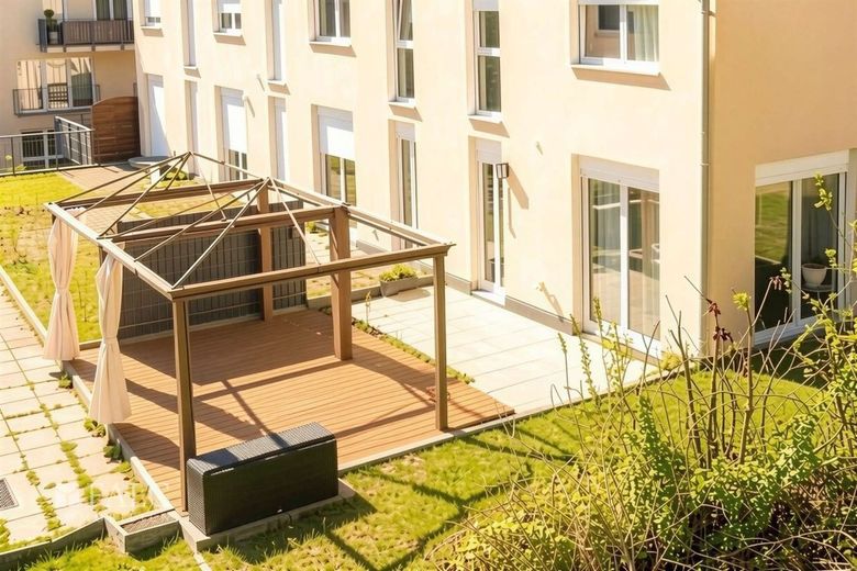 Junges Reihenendhaus für neue Besitzer – Terrasse - (KI generiert)