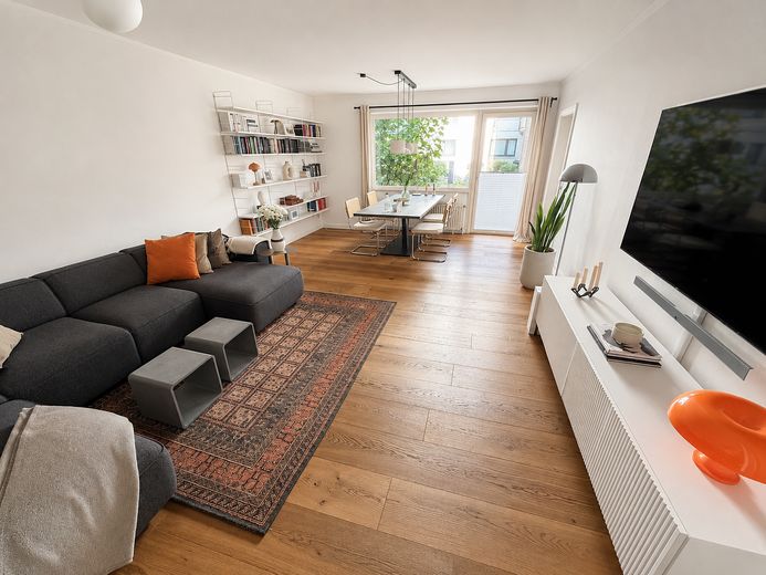 Zentrale & ruhige Wohnung mit Garten mitten in Hamburg – Wohnzimmer