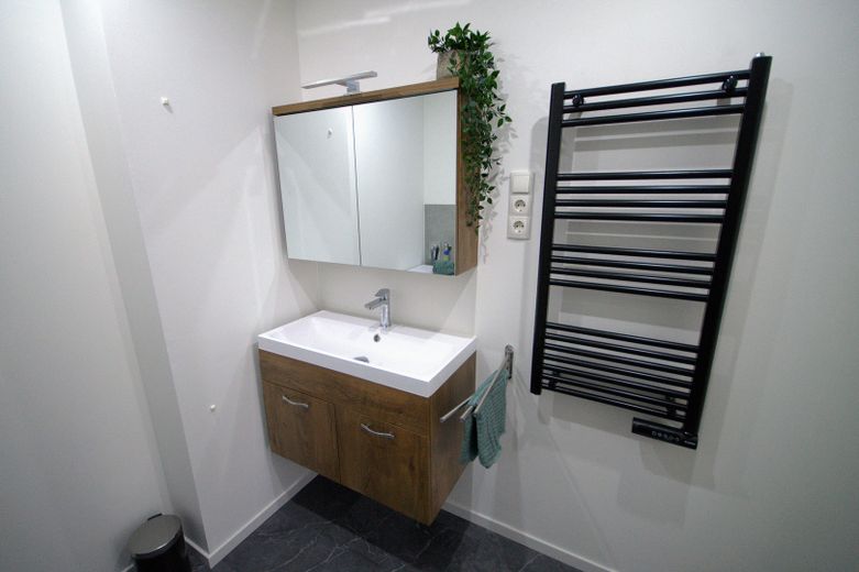 Appartement moderne d’une pièce, meublé et entièrement équipé, location temporaire – Waschbereich