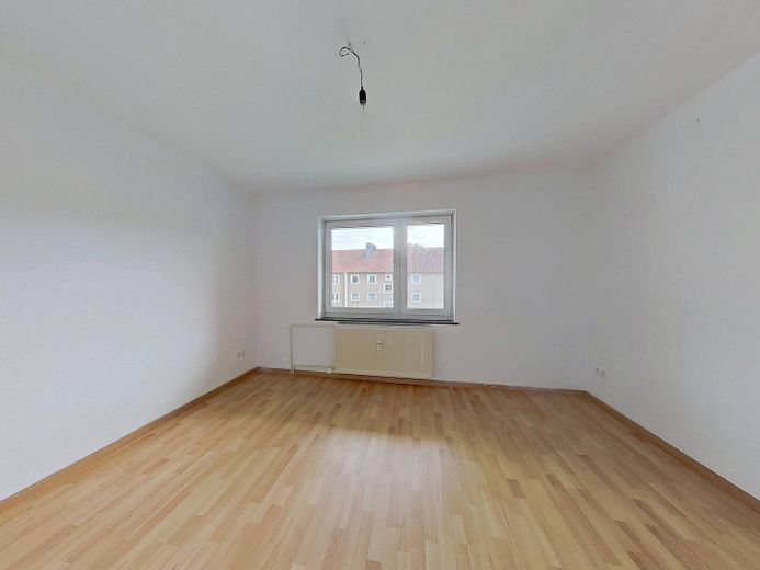 Reinkommen und Wohlfühlen: 3-Zimmer-Wohnung mit neuem Badezimmer und Balkon – Ansicht I: Zimmer