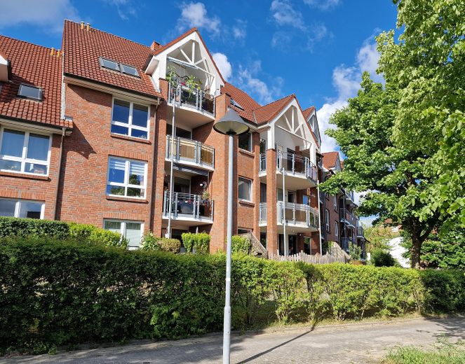 NEU: Sofort einziehen oder vermieten: 2-Zimmer-Wohnung mit Terrasse und Parkplatz – Außenansicht