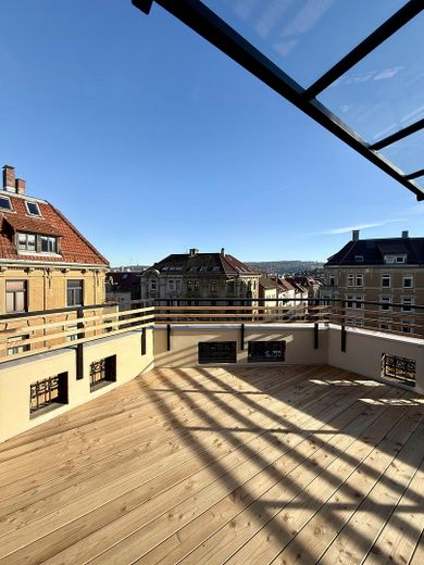 Rare opportunité dans un monument KfW : loft dans un immeuble ancien, grande terrasse sur le toit et prestations haut de gamme PREMIÈRE OCCUPATION – Dachterrasse mit Überdachung