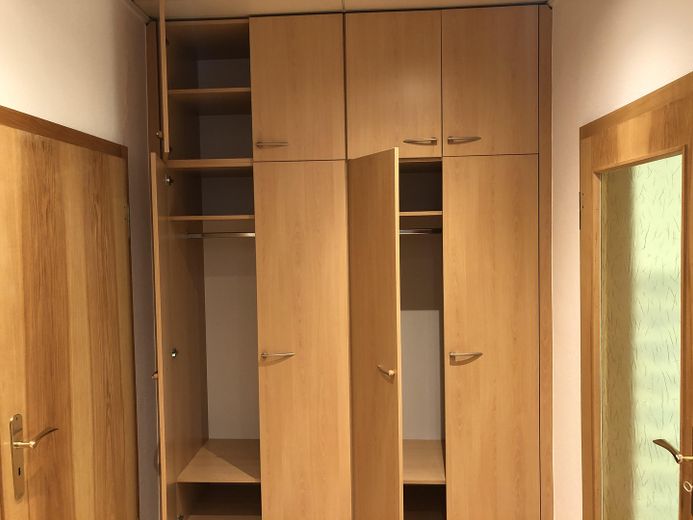 Neuwertige Wohnung mit vier Zimmern, Vollbad und EBK, Traumterrasse in Freiberg – Flur - Einbauschrank