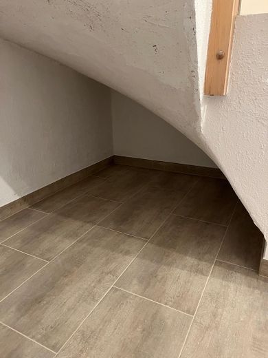 Traumhaftes Haus sucht liebevolle Familie mit Kindern – Stauraum unter der Treppe