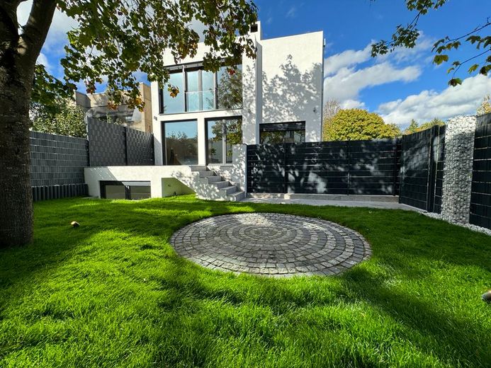 Modernes, großzügiges Einfamilienhaus mit Einliegerwohnung und Garage am Waldrand – Garten