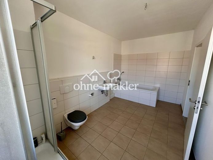 frisch renovierte Wohnung mit Wanne & Dusche & Stellplatz bei Bedarf – Foto 1