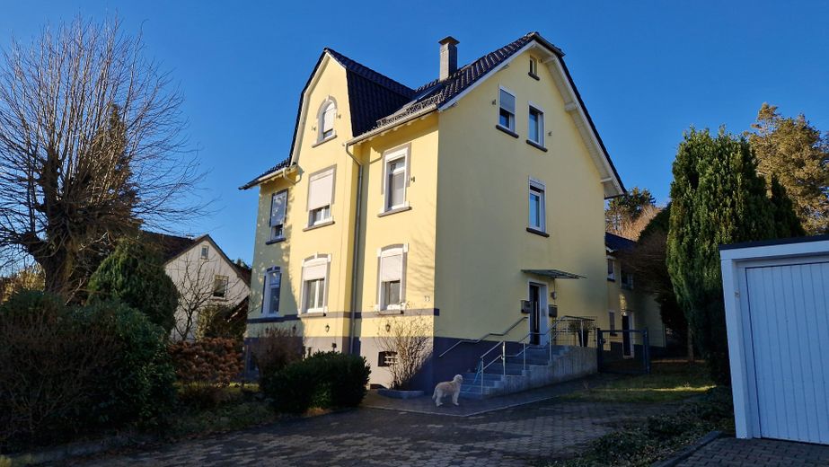 Wie ein eigenes Haus: 162,5 m² | 6 Zimmer | 600 m² Garten im Sondereigentum | 32 m² Dachterrasse – Außenansicht, Straßenseite