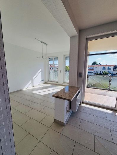 Piso dúplex de 4 habitaciones en propiedad con vistas al lago – Durchgang WoKü zu Zimmer 3