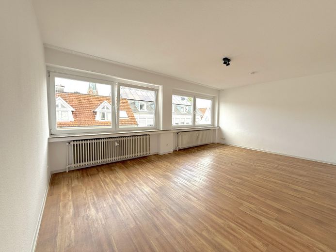 Jasne mieszkanie penthouse w centrum Lingen z dużym tarasem na dachu – Wohnzimmer