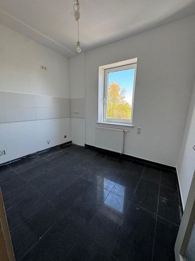 9-room two-family house on a 1080 m² plot, directly beside the railway tracks, 15 minutes by train to Munich – Küche 1.OG