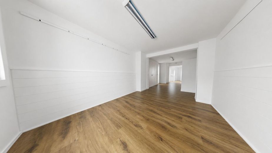 Renovierte 3 1/2-Zimmer-Erdgeschosswohnung mit Einbauküche, Bad und Gäste-WC in Nordstemmen – Wohnzimmer und Esszimmer